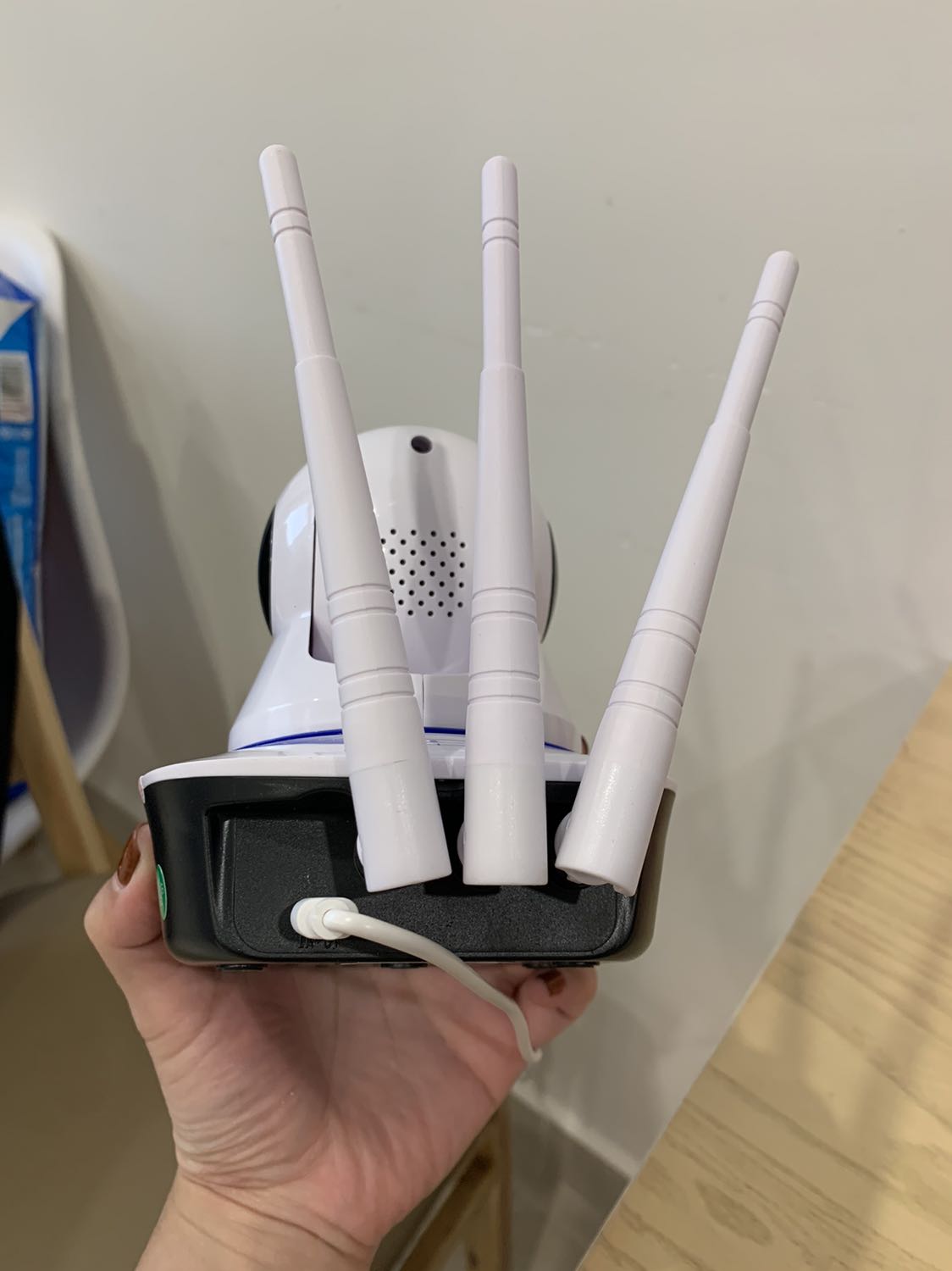 Hàng mua về ko như quảng cáo. Ko có khay lắp thẻ nhớ và cổng kết nối trực tiếp với mạng internet. Này có wifi mới xài được. Wifi ngắt là camera ngắt kết nối luôn. Dây điện bị ngắn nên nếu lắp trên trần nhà phải lắp thêm ổ điện chứ dây ko tới được ổ điện bên dưới. Chỉ kết nối camera được với 1 máy điện thoại hoặc ipad, không kết nối được nhiều thiết bị cùng lúc.