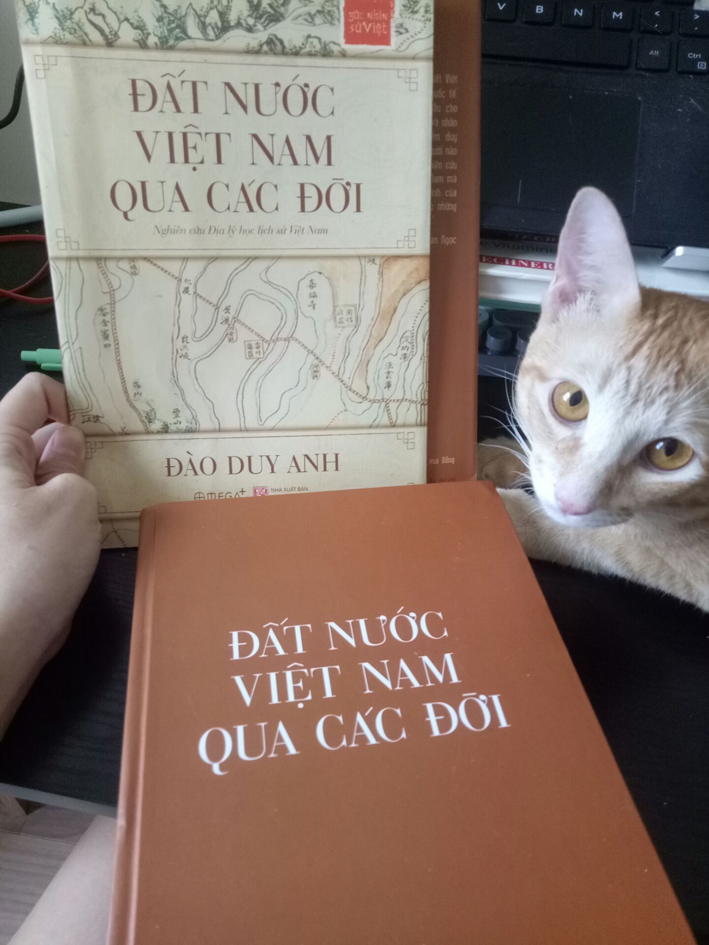 bao bì mẫu mã đẹp. chưa đọc xong. Nội dung mang tính hàn lâm, khó đọc chút, mà bổ ích. 1 bầu trời tri thức. Mua đọc đi mn. Ưng cái bao bì chỉ ko thích mấy tờ rời kiểu này, cá nhân mình thấy ko có tác dụng gì