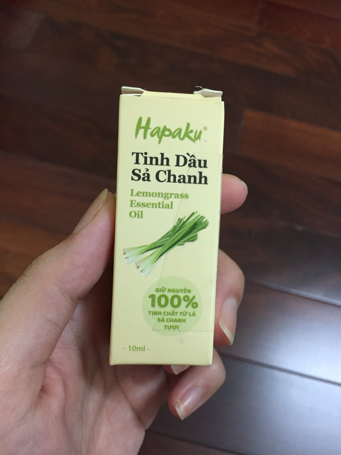 Trước mình được bạn tặng máy phát tinh dầu nên mình mua tinh dầu sả chanh này. Sản phẩm khi mở ra thấy có tem chống hàng giả cũng an tâm lắm, pha với nước cho vào máy thì mùi rất thơm và rất tự nhiên, không nghe mùi giả tạo hóa chất như 1 vài tinh dầu trước mình có xài qua :D 5* cho sản phẩm