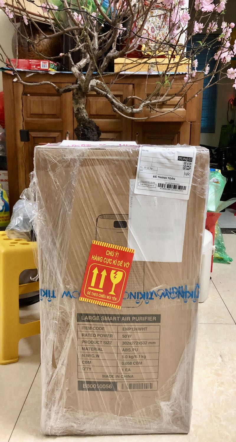 Giao hàng siêu nhanh, order trong Tết 02/02/22 mà 04/02 đã giao rồi. Đóng gói khá cẩn thận, chắc chắn. Máy mới, nhìn đẹp, nhẹ, dễ di chuyển; kết nối app SmartLife cũng khá nhanh. Phần hiển thị màu đèn UV tương ứng nồng độ bụi mịn PM2.5 không được chính xác lắm theo khuyến nghị của nhà sx, vd: