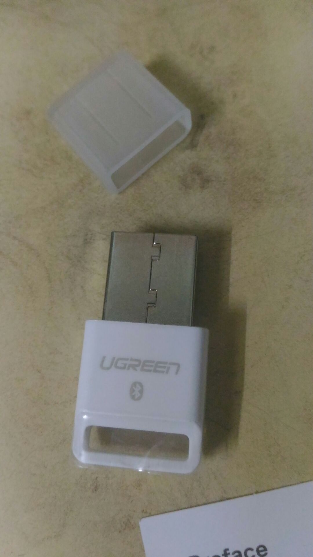 Hàng từ Tiki Trading, màu trắng. Laptop mình win 10 thì bluetooth mặc định không bị lỗi trong khi hạ cấp xuống win 7 64bit thì lỗi nên mới phải mua con ugreen này. Quá trình cài đặt từ đĩa khá lâu vì file nặng hơn 400mb. Cài xong khởi động lại và thấy trong device manager của windows có 2 mục Bluetooth Radios. Kết nối thử thì hoạt động tốt với 1 micro bluetooth, 1 loa bluetooth, 1 tay cầm chơi game bluetooth và 1 tai nghe thoại bluetooth. Riêng loa bluetooth của logitech thì không nhận. Kết nối ổn định, không bị trễ.

Bluetooth của ugreen khi kiểm tra setting thì thấy có nhiều tính năng hơn bluetooth của windows, ví dụ như có tích hợp tính năng share file trong ribbon của ms word...

Mới *** sơ bộ vậy, tuy hơi mất time cho cấu hình các thứ nhưng nhìn chung thì ổn.

Thêm nữa là sản phẩm không hoạt động trên android (thiếu tính năng bluetooth).