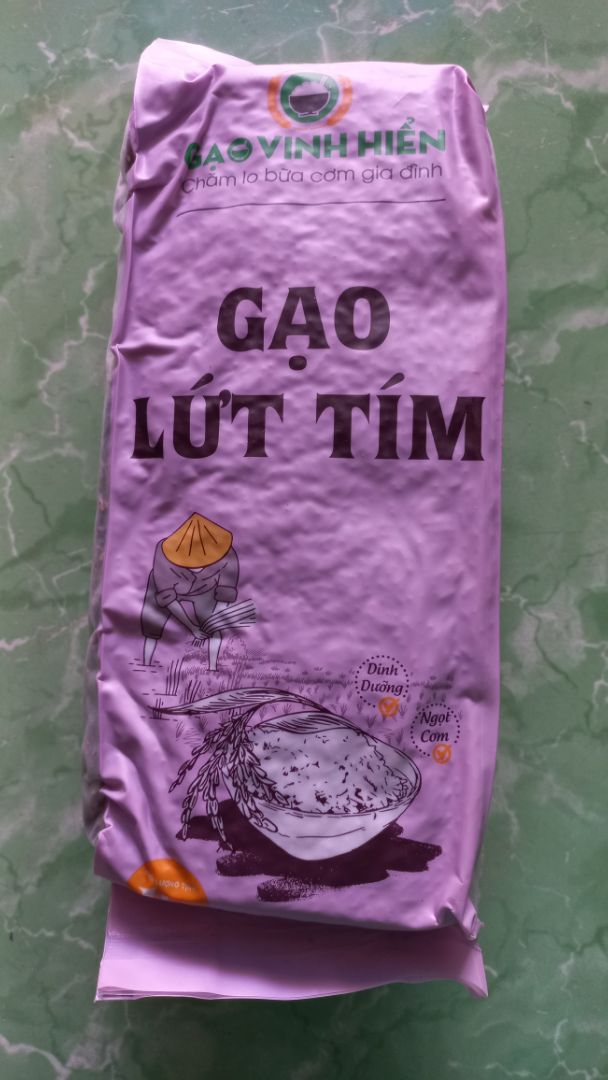 Giá gạo ngang với giá siêu thị, gạo lứt tím có mùi thơm và dẻo hơn loại gạo lứt đỏ! Cá nhân cảm nhận có hơi giống với hương vị xôi nếp than!