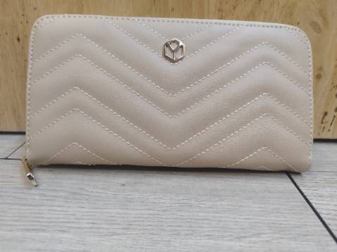 Ví nhiều ngăn rất tiện.. chỉ may rất đẹp ..chất da mềm mịn rất ok ... Luôn ủng hộ shop nha !