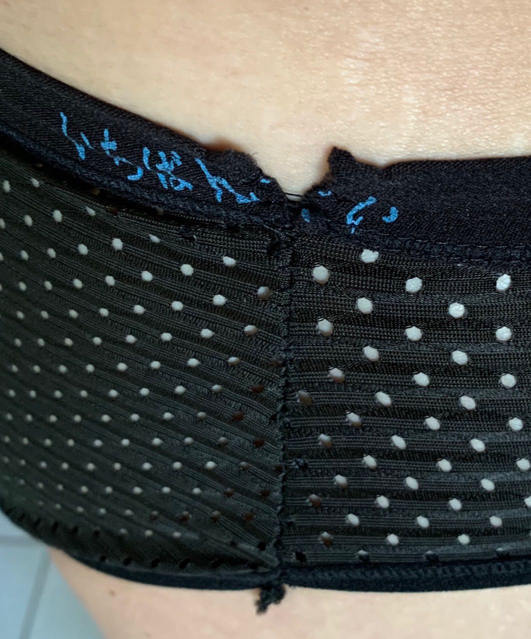 Cả combo cái nào cũng tua lua phần chỉ ở hông, khi giặt và mặc mà kéo trúng sợi chỉ là xổ toác luôn phần hông. Tôi đã toang 2 cái quần rồi. Ai có sẵn máy may thì hãy mua về đạp lại chỉ.