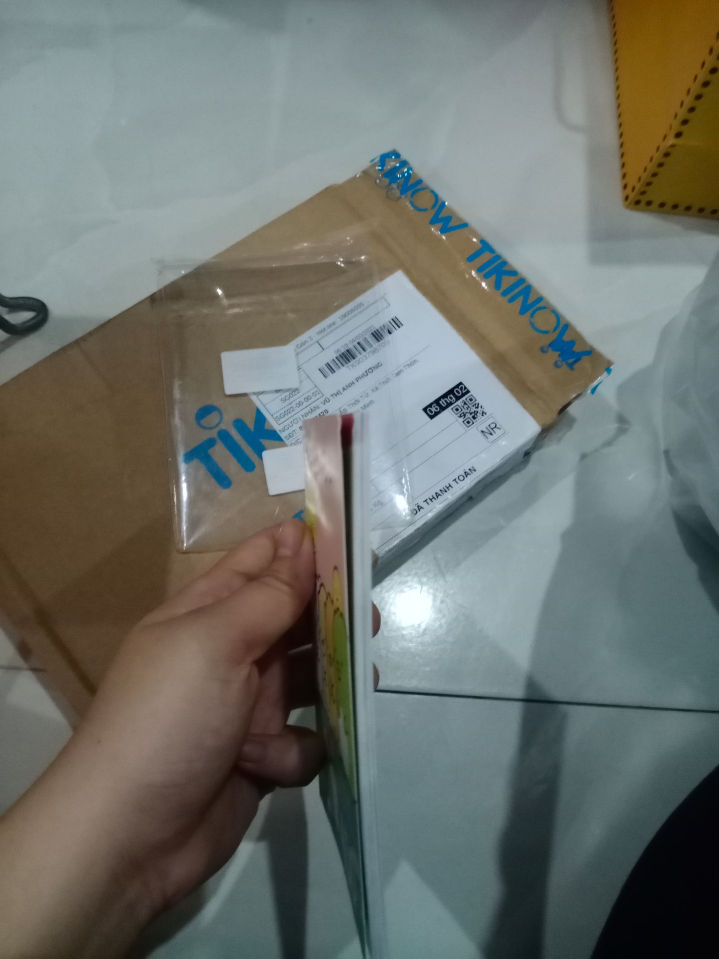 Phần bìa có hơi bị quắn do va đập, còn lại thì đều ổn. Giao hàng nhanh, sớm 1 ngày so với dự kiến. Vì là mua bằng đơn 0₫ nên khá hài lòng