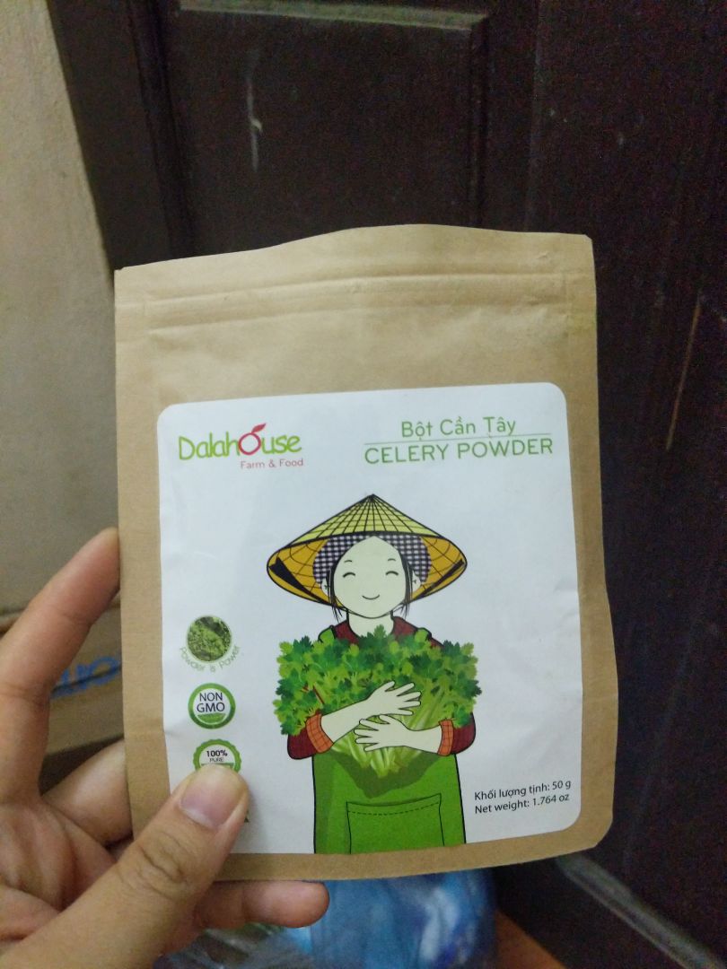 cảm giác hơi hoang mang không biết phải hàng chuẩn không. màu xanh nhạt ở dưới là trước mình mua *** 120g, xanh tươi hơn, mịn hơn, thơm mùi cần tây. màu xanh đậm là mình mua loại túi zip 50g, bột thô, màu tối, mùi khác. Trước đó mình mua loại hộp chia gói 3g rồi, màu cũng xanh tươi, trong hộp đó có phiếu giới thiệu sản phẩm có gói 50g nên mình mới tin tưởng mua. giờ về thấy hơi kỳ