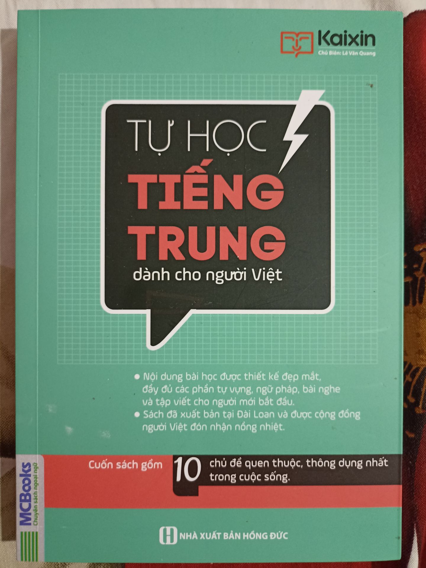 Mình chưa đọc hết nên chưa thể review được. Có phiên âm nên chắc tự học được