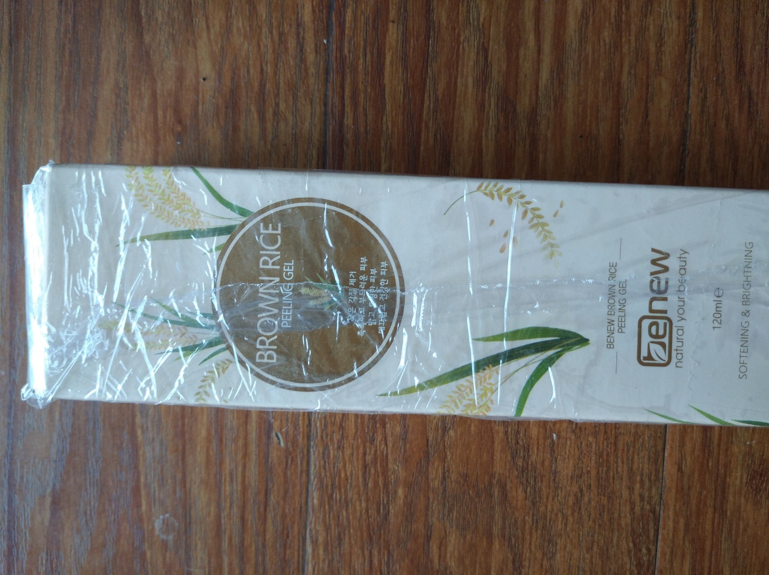 da mình thuộc loại da nhạy cảm nhưng sau khi sử dụng mình thấy rất hài lòng về sản phẩm này, lúc tẩy không biết do gel hay da chết của mình mà nó ra rất nhiều.sau khi matxa da một lúc mình rửa lại bằng nước thì thấy da trắng mịn hơn cảm giác nhẹ nhàng hẳn.mình dùng 1 thời gian nữa xem sao nhưng bước đầu thấy rất ok.cho shop 5 sao cảm ơn shop rất nhiều a.