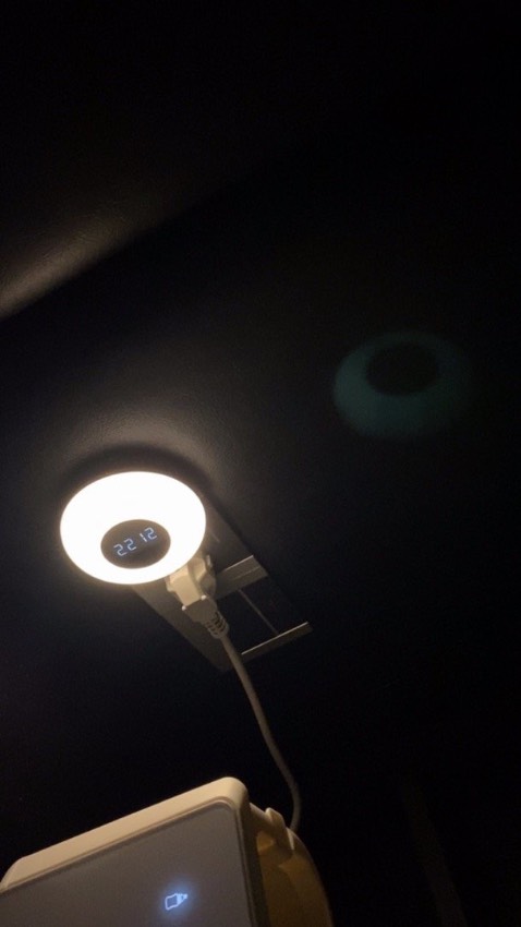 Romote nhạy, giao hàng nhanh. Muốn chỉnh giờ thì giữ nút H (giờ) và nút M (phút) ở thân đèn nha mọi người