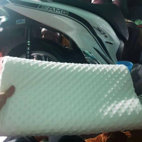 Nằm thử rất êm, sướng lắm cả nhà ạ! Trải nghiệm là thấy hào hứng đấy, giá thì rẻ mà nằm khá thoải mái, độ đàn hồi 4 chiều rất tốt, ai nằm cũng ok, rất hợp mua cho bme, gối đầu cho các cụ dễ ngủ! tôi thích màu trắng, mà màu xanh dương hoặc màu hồng cũng rất đẹp! Sản phẩm nói chung là ưng ý! 
góp ý 1 chút sản phẩm hơi mùi nhựa cao su 1 chút, phải cởi bỏ cái áo gối đi giặt, để lõi 1 lúc bên ngoài thì hết, nói chung không đánh kể!
Shipper đợt này giao hơi lâu! Nhưng tôi vẫn cho 5 sao, vì đánh giá sp chứ không đánh giá dịch vụ của Tiki! ủng hộ shop