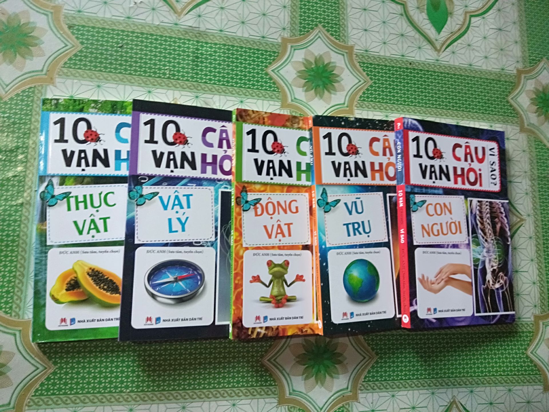 ✔Bìa đẹp, chất liệu tốt
✔Có hình minh họa
✔Chất liệu giấy tốt
✔Chữ in rõ ràng

❌Một số ít câu hỏi chưa giải thích rõ ràng
❌Một số câu hỏi dùng nhiều từ chuyên môn, khó hiểu
❌Một số minh họa chưa hợp lí
❌Một số câu hỏi không liên quan tới đề mục bên ngoài sách
❌Nhiều câu hỏi chỉ giải thích theo cái nhìn đơn phương của tác giả
❌Nhiều câu hỏi thừa