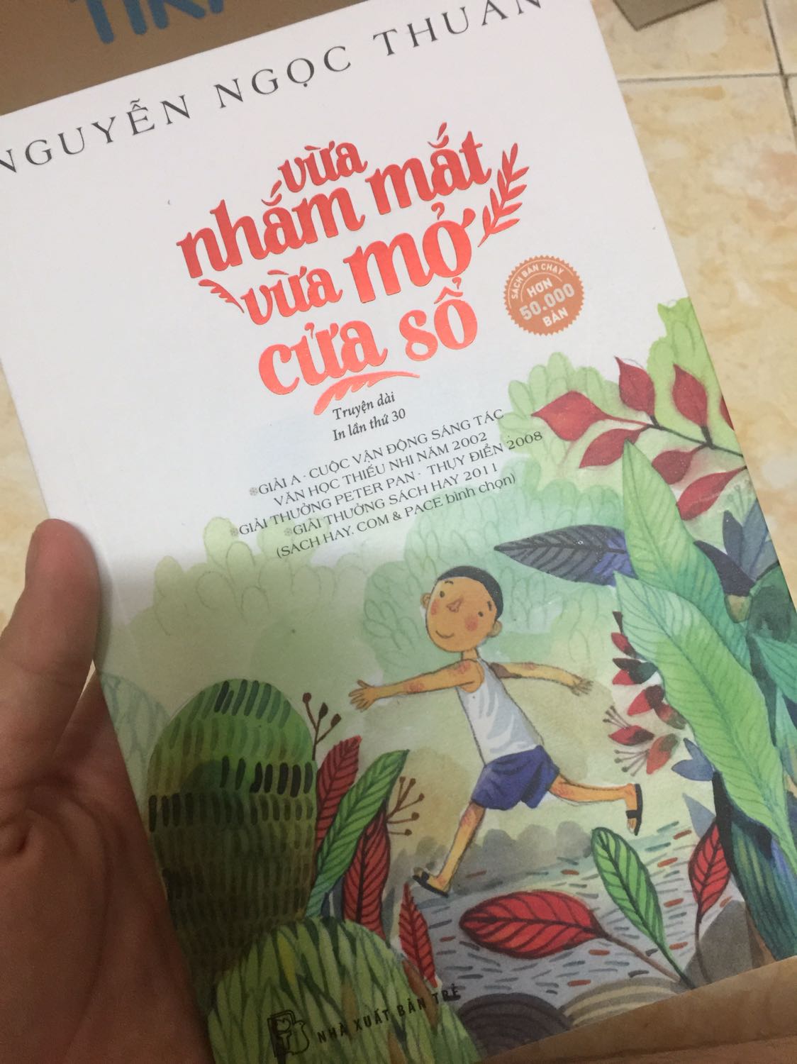 Giao nhanh! Mua với giá tốt! Lần đầu mua sách của tác giả này nên mình sẽ quay lại sửa đánh giá sau khi đọc xong. Đóng gói hàng tốt, sách mới và đẹp ạ! Đáng mua nha mọi người! Cảm ơn Tiki đã cho mình mua sách với giá rẻ thế này!