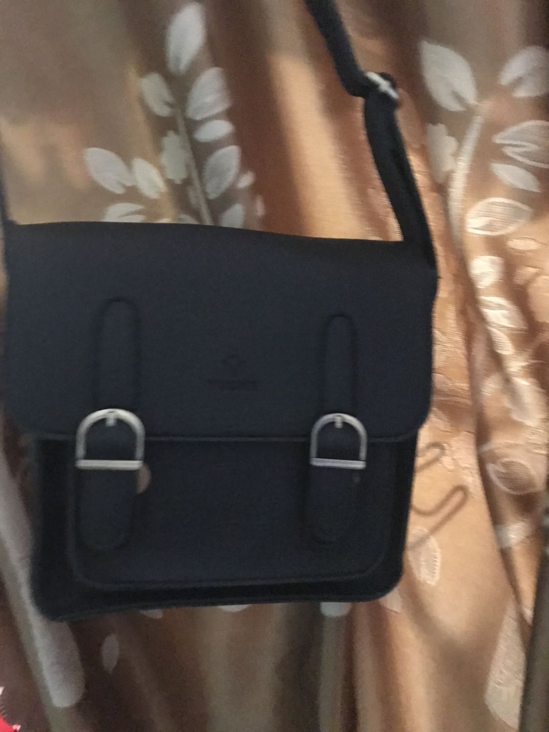 Mình thấy túi kiểu dáng cũng ổn, chất da của yummy thì không có gì để chê. Tuy nhiên mình hi vọng yummy sắp tới sẽ thiết kế vách ngăn của ngăn lớn; vì nhiều khi điện thoại kích thước lớn, mình ngại để lẫn với vật dụng khác. Mình tìm mỏi mắt cả shop chỉ thấy 1, vài túi có 2 ngăn lớn thôi ^^