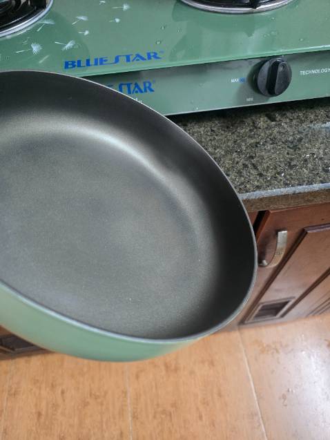 Giao hàng rất nhanh. Đang cần gấp để nấu. Nhưng vừa mở ra thất vọng vô cùng. Bị móp. Shop vó kiểm tra trước khi giao ko vậy. Đổi trả mất công nên đành chịu. Đã hiểu vì sao giảm giá shock