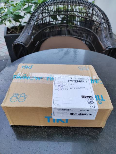 Mình nhận được 2 cuốn sách hay vì vớt được hôm qua, 12/12 với giá giảm đều 49% luôn và vì mình đã được đọc review trên diễn đàn sách nên quyết định cần mua khi có giá tốt thế này. 
Riêng cuốn "Sống bán nông, bán X" đã mua đợt trước rồi và rất thích nội dung chữa lành và mang lại những điều tích cực cho cuộc sống ở độ tuổi "gió heo may về" nên mình đã mua thêm lần nữa để tặng người bạn.
Còn cuốn dày 600 trang vừa ra mắt" Ngôi Nhà trông về phía biển" cũng được đánh giá rất cao về nội dung nên mình cũng mua đọc trong mùa noel luôn.
Một lần nữa, rất cảm ơn Tiki và nhà phát hành Huy Hoàng Books đã sales đậm đà cho bạn đọc có cơ hội đọc được những cuốn sách xuất sắc thế này.