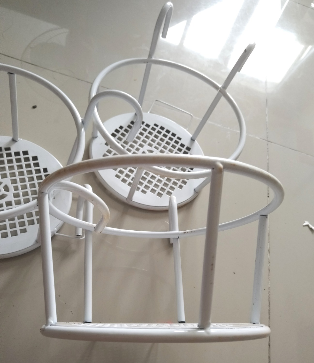 Mua thử có ok k,
Nhận hàng như hình, chắc chắn, thép lớn, tuy nhiên mối hàn chưa đủ kỹ, shop cải thiện sẽ tốt hơn nữa.
Có vẻ hàng lưu kho lâu nên có màu rỉ sét k biết ở đâu bám vô. như vậy thì cái này có thể sẽ bị rỉ trong tương lai.