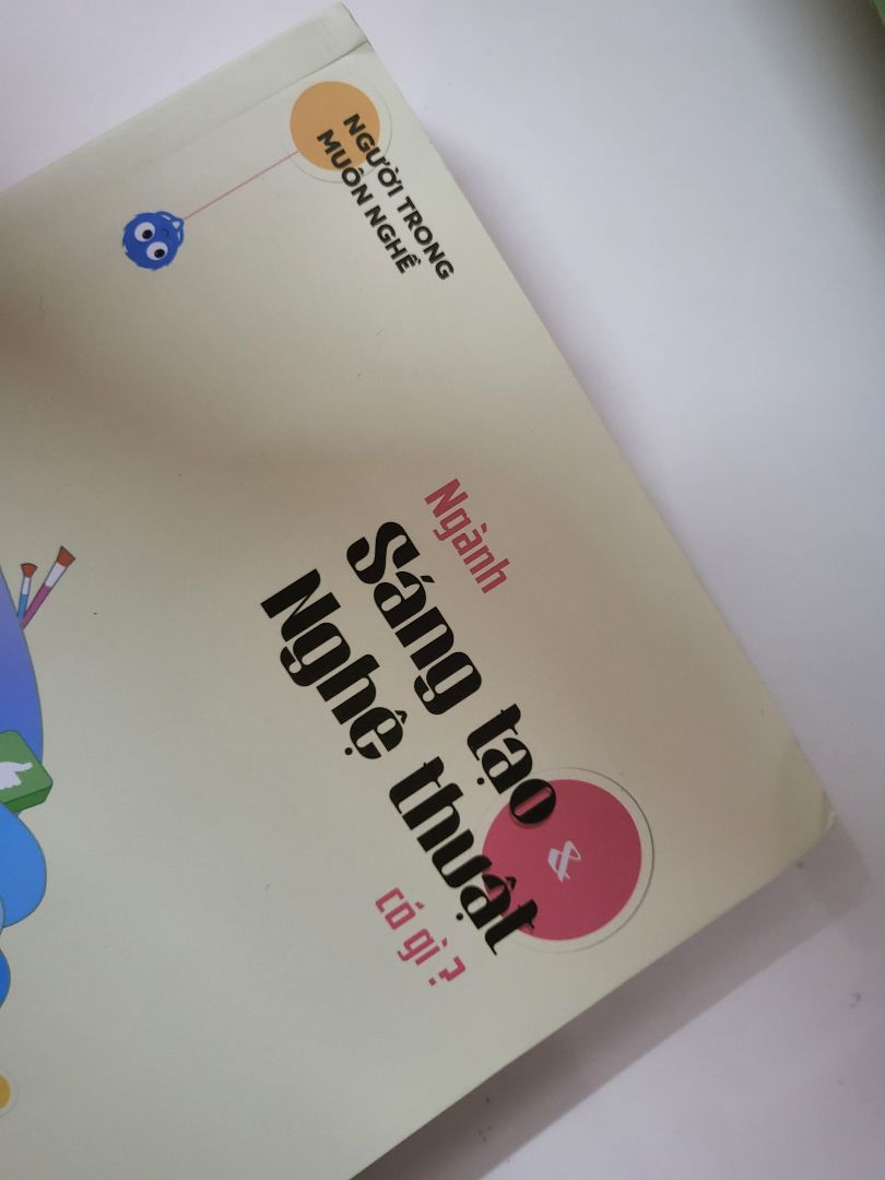 Khâu đóng gói hơi tệ ạ, hộp móp méo, khui ra mà chẳng thấy bọc chống sốc hay bảo hộ cho sách gì cả làm cuốn nào cũng bị cong, trầy, xước gáy tùm lum. Có thể là do mình hơi khắt khe nhưng là một khách hàng mình vẫn muốn sản phẩm giao đến tay mình được bảo quản kĩ lưỡng chứ không phải qua loa như vậy. Mong bên đóng gói xem xét lại ạ