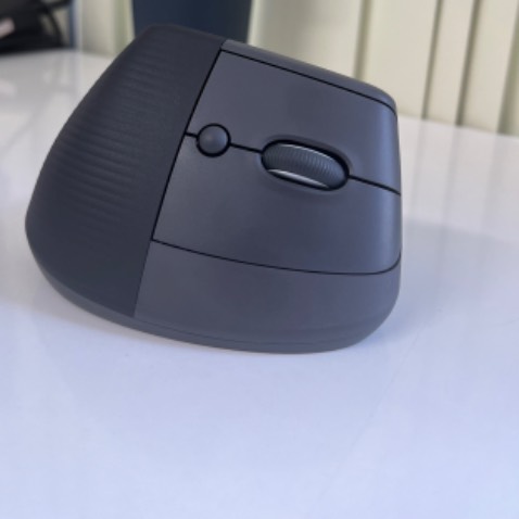 Cầm lâu không mỏi, nhưng phù hợp với ai sử dụng có phạm vi di chuyển với tốc độ vừa phải. Không phù hợp chơi games.

Switch silent nên làm việc ban đêm rất êm ái.

Ổn định, nhạy và Logitech Option+ rất ngon.