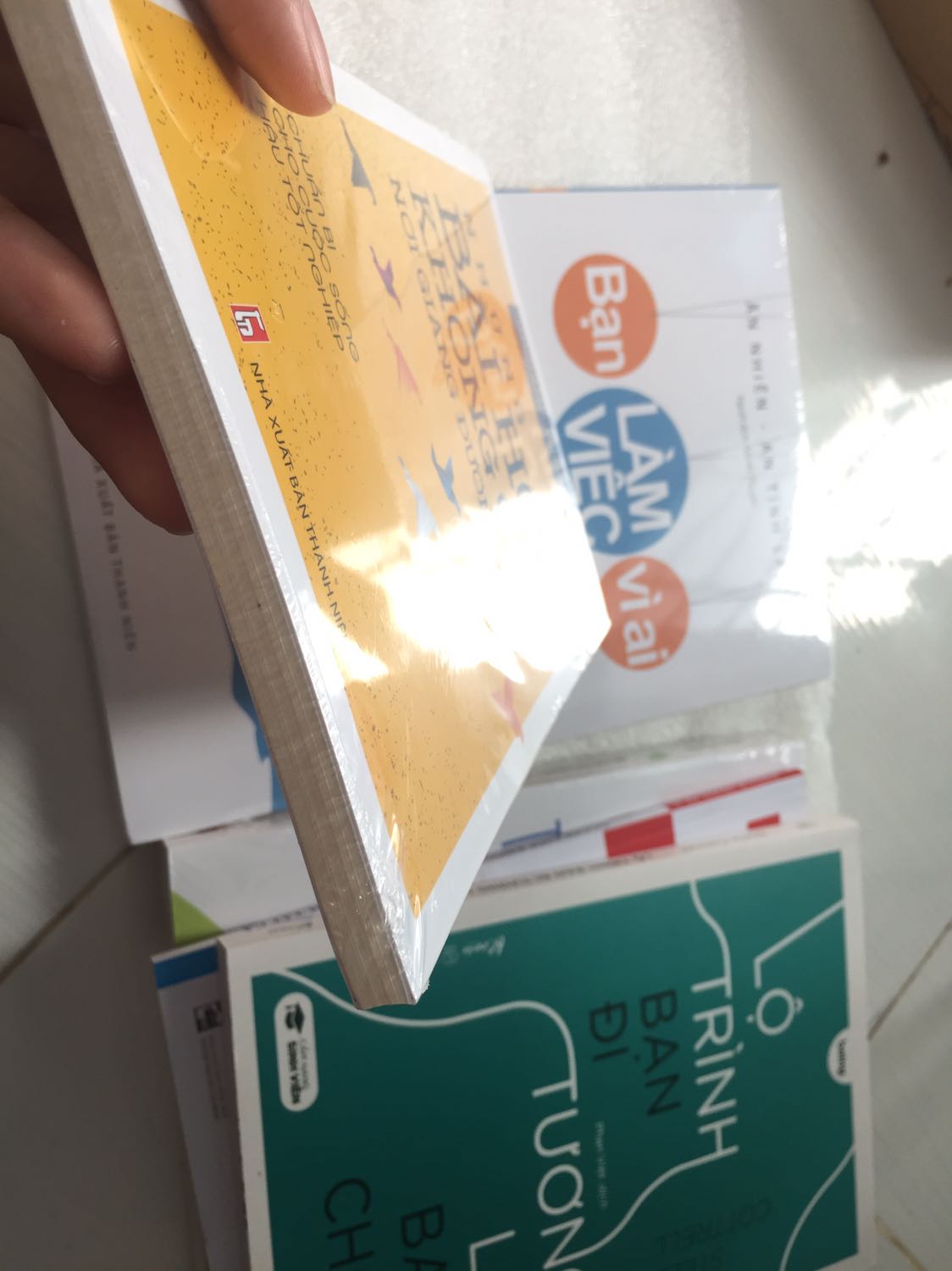 Dạo Tiki thấy sale rẻ quá nên gom hàng :)) giao hàng đúng hẹn, sách được đóng gói cẩn thận, có 3 cuốn được bọc giấy kính nữa ^^