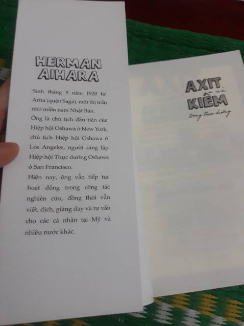 Trước tiên nói về nội dung: mình đang tìm hiểu về Thực dưỡng nên cuốn sách đáp ứng được thông tin mình đang cần tìm hiểu . Nội dung cơ bản đầy đủ và dễ hiểu về acid và kiềm.
Hi vọng Thái Hà Books sẽ chỉnh sửa thông tin về tác giả ở phần bìa ạ