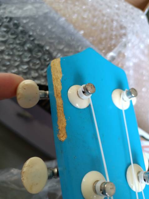 Giao sai màu, đàn nứt tróc sơn. Nói chung là làm ăn kém uy tín, tệ.