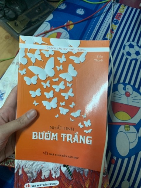 Mình tưởng có hộp nhưng thật ra không hộp, nhưng ko sao, sách bìa cứng rất dày, giấy rất đẹp. Bốn cuốn có màng co, giá sale quá rẻ, shop còn tặng mình thêm một cuốn tiểu thuyết ngắn. Cảm ơn shop nhé