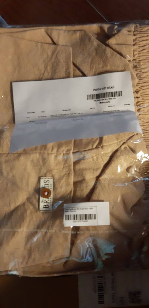 Đóng gói cẩn thận. Quần này vải đũi pha nilon hơi nhiều nên mặc hơi bí và ngứa. Cá nhân mình thấy 140k 2 quần thì hơi đắt.