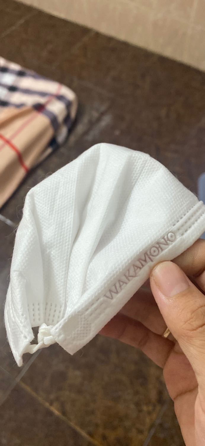 Chất lượng khẩu trang đúng như mô tả, lần đầu mình xài 1 khẩu trang y tế mà ưng ý hết sức. Mình là 1 tín đồ mê đeo khẩu trang trước khi dịch bùng ra vì thật sự là ở Sài gòn rất bụi. Hương thơm từ khẩu trang có mùi lạ lạ, chất dày dặn, sẽ tiếp tục ủng hộ. Cảm ơn ?