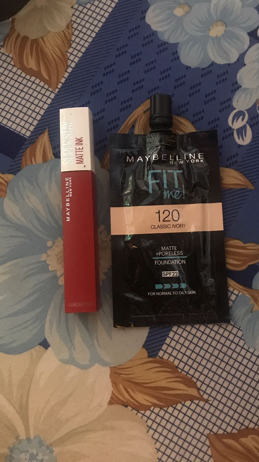 Giao hàng nhanh, shop tư vấn trả lời nhanh,nhiệt tình. Son mùi thơm( y mùi cây son bút được tặng ( son Mua ở Hàn)), k ăn thì lâu trôi, chứ mình ăn thấy hầu như môi dưới bị trôi 90% gần hết, môi trên thì còn cỡ 80% . Cũng do mình k giỏi makeup chủ yếu đánh son cho đỡ nhợt nhạt, ai rành có thể biết sài lâu trôi hơn. Nói chung đáng, nên mua!!!!!!