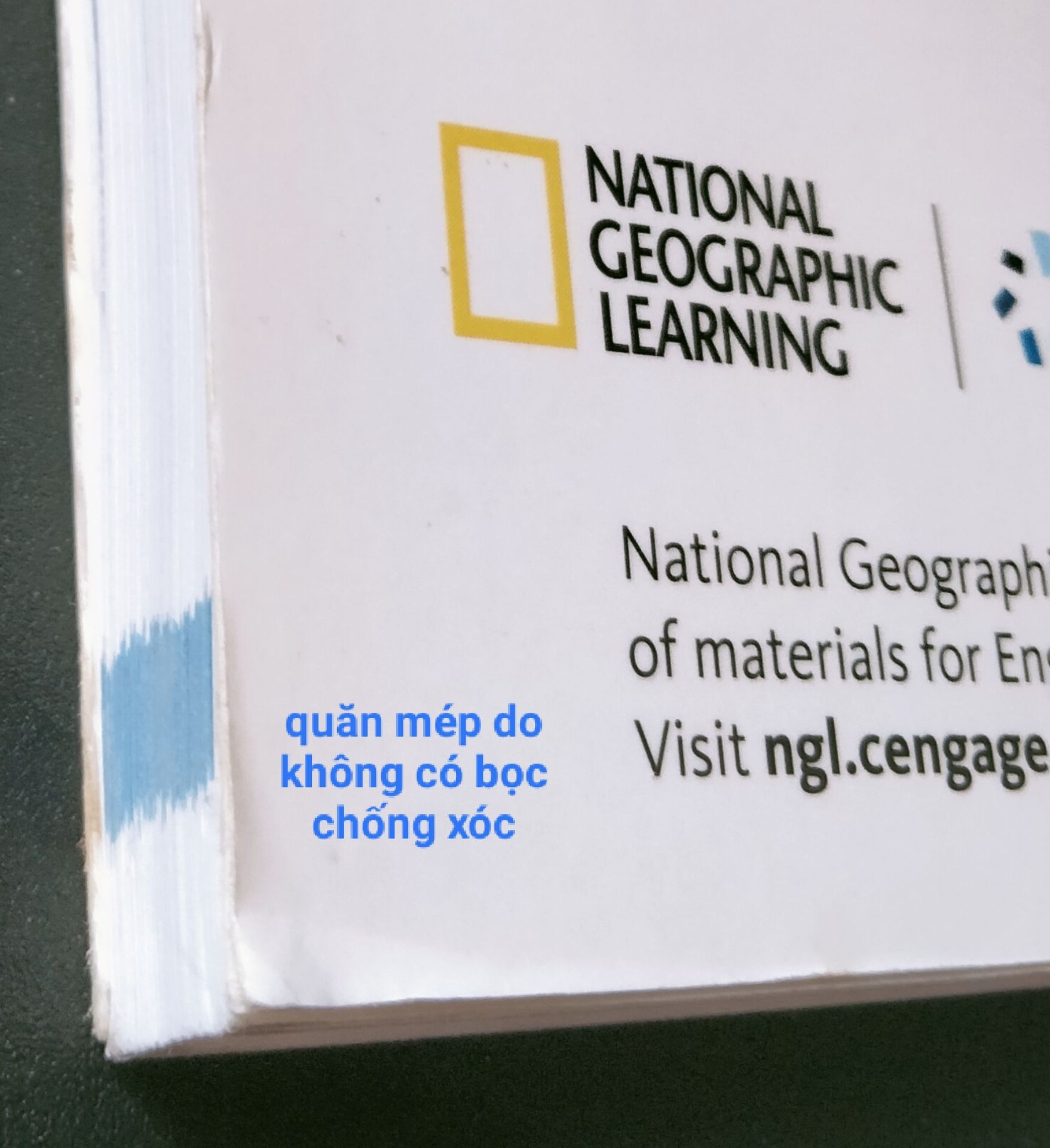 1- Ưu điểm
- Dịch vụ: Giao hàng nhanh, đặt hôm nay qua hôm sau đã tới dù thời tiết xấu ^=^
- Sản phẩm: 
  + Sách dày (175 trang).
  + In màu rõ nét, sử dụng giấy bóng.
2- Nhược điểm:
- Dịch vụ: Sản phẩm không có bọc chống xóc, chỉ cho sách vào hộp đóng lại nên quăn mép khá nhiều.
- Sản phẩm: 
  + Sách có hiện tượng gợn sóng (chắc do để lâu ngày hoặc dính ẩm).
  + Sách không có đĩa CD để nghe, hình như phải mua riêng :(
Nói chung là với giá săn sale hời như vậy thì mình cũng không phàn nàn nhiều, mong những lần sau mua sách, đặc biệt là sách ngoại văn, Tiki sẽ chú trọng hơn!!!