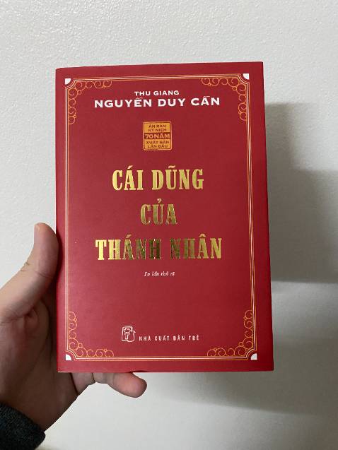 Quyển sách này tôi viết nó ra đã trên mười năm, trong hồi “gió bụi mịt mờ”... Tôi không bao giờ dám nghĩ nó có thể xuất bản được trong khi nhân loại đang sống phập phổng bên miệng núi lửa, nó lăm le bùng nổ không biết giờ phút nào: Lòng tham dục của con người đã đến cực độ... Bởi vậy, bàn đến “cái dũng của thánh nhân” lúc này không khéo lại đi làm cái chuyện nghịch đời.

Thế mà hôm nay, “cái dũng của thánh nhân” lại còn được một tiếng dội thâm sâu nơi tâm hồn một vài bạn như ông Phạm Văn Tươi, thật đã làm sống lại nơi lòng tôi một đôi hy vọng. Cái cao vọng của tôi chỉ gây được nơi lòng các bạn sự ngưỡng mộ những cái gì hay đẹp thôi. Được bao nhiêu đó cũng đã là đủ lắm rồi.

Trong cái đời bẩn chật nghèo nàn của tinh thần ta, ta không có chút quyền gì thỉnh thoảng phóng tầm con mắt ta xa hơn và cao hơn nữa hay sao? Người ta sẽ bảo: “Cái dũng của thánh nhân chỉ là Mộng”. Vâng! Một cái mộng, và là một cái mộng tuyệt đẹp như muôn vàn mộng khác. Người ta há đã chẳng bảo: “Đẹp như Mộng”? Vậy chứ lý tưởng là gì, nếu không phải là Mộng? Ngày nào trên thế gian này con người hết đeo đuổi theo một cái mộng gì, ngày ấy cuộc tiến hóa của loài người cũng sẽ dứt hẳn, mà đời sống của mỗi một người trong chúng ta cũng đến lạt lẽo vô vị như nước ốc. Miễn là mộng của ta đừng phải là ảo mộng thì thôi. Nhưng nếu ‘Cái dũng của Thánh nhân” đã có những người trước ta họ thành tựu rồi, thời sao có thể gọl là ảo mộng được, trong khi ta cũng là Người như họ?