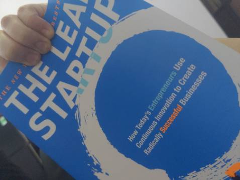 Sách rất đẹp,  bìa sờ rất đã tay,  giấy nhẹ,  đẹp,  cảm giác rất xịn,  giao hàng thì siêu nhanh,  hôm sau có liền.  Mình rất rất hài lòng