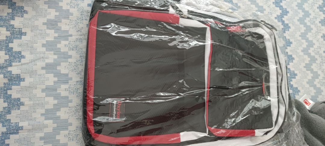 Túi giao đến khác xa trông ảnh. Giao đến nhăn nheo. Mình còn đặt 1 cái balo mẫu màu đen mà shop giao màu đỏ xong đóng link luôn. Nói chung quá thất vọng