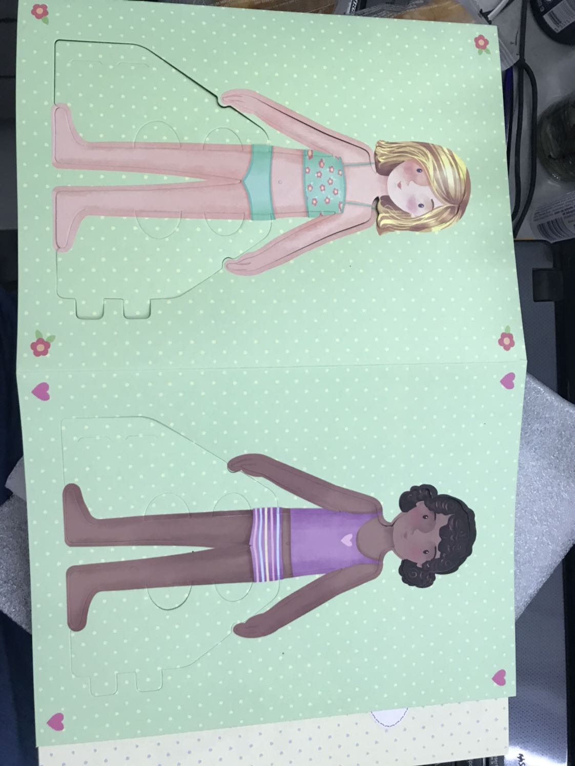 tranh vẽ đẹp, giấy mỏng nên các bé lớn chơi cẩn thận hơn. dưới 5 tuổi chơi dễ rách