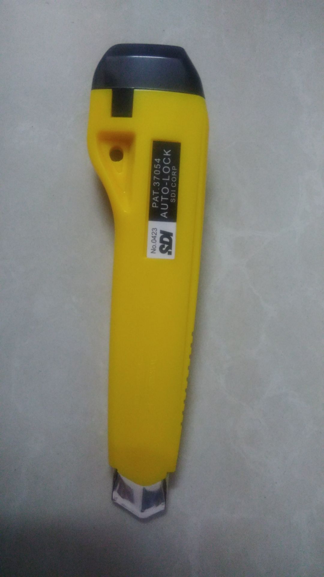 Dao cầm lưỡi lỏng, ko chắc. Trên núm trượt và lưỡi dao không có ký hiệu SDI. Tem dán ẩu nên ngược chiều đọc với chữ đúc nổi. Hơi thất vọng tí.