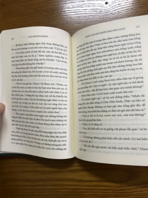 Tiểu thuyết kinh điển vô cùng hấp dẫn, cốt truyện nhẹ nhàng, lôi cuốn, thấm đẫm sắc màu thiên nhiên. Câu chuyện mang đậm văn hoá Anh, mặc dù viết về cuộc sống ở một hòn đảo ở Canada (khi đọc mình cứ nghĩ đây là một câu chuyện ở Anh, tìm hiểu thêm hoá ra nơi này đã từng là thuộc địa của Anh). Đây là cuốn đầu tiên trong series Anne tóc đỏ, nhân vật chính của câu chuyện bắt đầu cuộc sống với một mái ấm gia đình theo đúng nghĩa. Một cô bé mơ mộng, giàu trí tưởng tượng, mạnh mẽ và trong sáng. Khi lang thang ở nhà sách trên phố Nguyễn Xí, hình in trên bìa quyển truyện đã thu hút mình ngay từ ánh nhìn đầu tiên và quả thật nội dung câu chuyện ko làm mình thất vọng.

Luôn yêu Tiki và dịch vụ của Tiki. Sách rất đẹp, Tiki giao hàng rất nhanh và đóng gói cẩn thận.