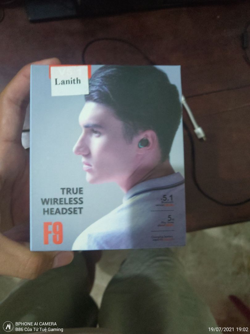 Tai nghe dùng khá ổn, có độ trễ không đáng kể ( khoảng 0,4 - 0,7s ) khi xem phim nghe nhạc, nhưng có độ trễ khá cao khi chơi game ( 1,5 - 2s ). Nếu ai biết cách đeo thì sẽ thấy Âm bass nghe cũng khá rõ ( nói chung là ổn ). Về phần pin thì phải công nhận là rất là trâu bò, tôi dùng hết cả pin Đt mà tai nghe chưa hết pin. Phần sạc pin thì khá là nhanh. Nhược điểm duy nhất là tôi thấy là bản lề hơi lỏng.