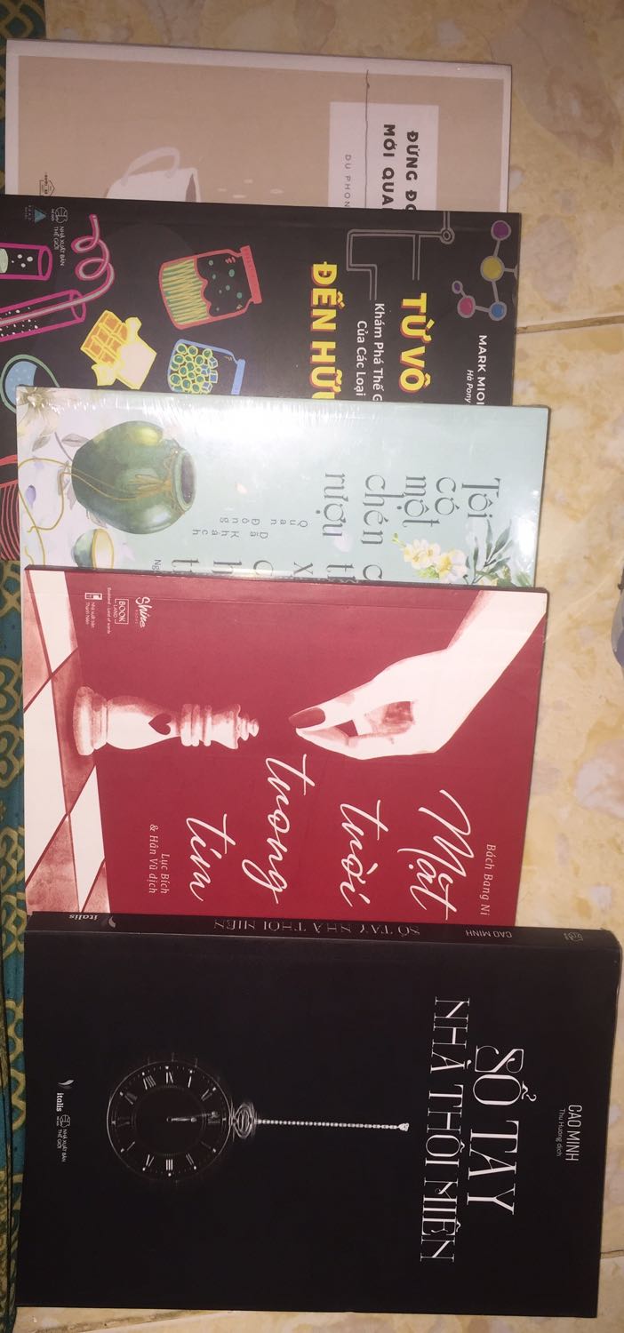 Vận chuyển thì nhanh thật, lại dc tặng thêm 1 cuốn sách nhưng mình hơi buồn vì gáy sách bị nhăn, huhu sách to và đẹp như thế mà lại bị như vậy!! Nhưng chắc tại cuốn đó nằm đầu trong cái hộp chứ mấy cuốn phía dưới rất nguyên vẹn!! Mua sale 50% + được tặng thêm 1 cuốn sách “Mặt trời trong tim”, đáng lẽ sẽ ko có gì để chê nếu như giá của cuốn này ko lên xuống như vậy ... em canh 2 ngày rồi mới đặt vì nghĩ sale 50% là nhiều rồi, thế là sáng qua đặt tối qua mở lại thấy cuốn này sale 70% coi tức hong? Dù gì thì cũng cảm ơn Tiki, em đi mua nữa đây vì còn sale 3 ngày nữa dù em còn chưa tới 100k ?