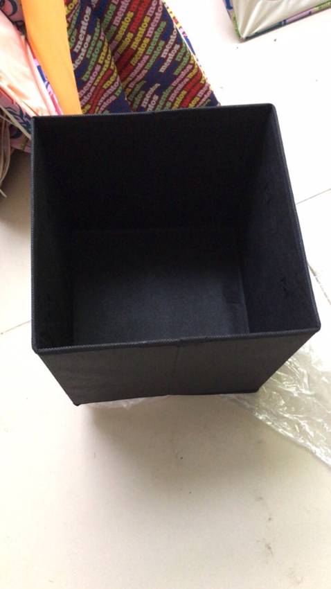 Hàng như mô tả nha mn. Thấy đáng tiền bỏ ra, hộp khá chắc và đẹp.
Hộp kích thước 28cm-30cm nên cũng vừa xinh - chứ không quá to lắm đâu . Để tất hoặc đồ lót hoặc áo mỏng cũng ok ạ! Màu xám và không có nắp. giá rẻ vậy cũng ok ạ. cả nhà nên mua nhé