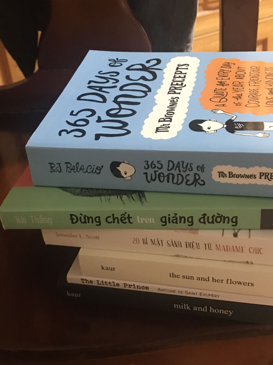 đây là một trong những ấn phẩm tác giả viết tiếp sau sự thành công của tác phẩm Wonder nổi tiếng. cuốn sách là những câu châm ngôn, triết lí mà "Mr Brown" tích góp đc trong quá trình dạy học cho lớp. 
nội dung thì sơ sơ vậy thôi, mỗi trang là một câu triết lí viết rất đẹp và nổi bật. mình thấy ý nghĩa lắm
nhung phải nói là mình bất ngờ về độ mới và đẹp của sách, mình đặt bốn cuốn ngoại văn, cũng là lần đầu đặt sách ngoại văn ở tiki. mà cuốn nào cũng ưng cái bụng hết, tuy k có bookcare nhưng sách bọc rất kĩ k bị hư hỏng quăn góc gì hết ưng lắm .
thời gian giao hàng cũng nhanh so với hàng quốc tế. 
cám ơn tiki. hi vọng tiki giữ vững phong độ này.