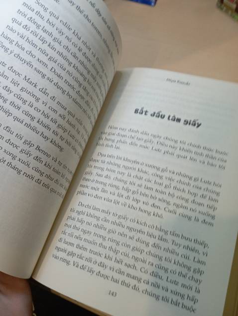 Bìa đẹp, chữ in rõ không mờ không nhòe. Quà tặng kèm nhiều (postcard, bookmark, card bo góc), chất lượng. Giao nhanh, sớm hơn sự kiến 1 ngày, có hẹn giờ giao rõ ràng. Đã sở hữu 2 cuốn và cảm thấy rất hài lòng 🤩✨