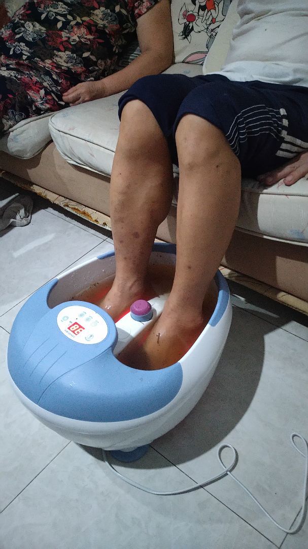 Tiki giao hàng nhanh, đóng gói cẩn thận, thấy bà con comment ok nên mua về cho ông bà cụ ngâm chân mỗi tối trước khi ngủ, mới dùng 2 ngày thấy cũng ổn, sử dụng đơn giản. nên dùng kèm muối ngâm chân thảo mộc. Hai cụ bảo ngâm chân trước khi ngủ thấy ok lắm, chân nhẹ nhàng, ngủ ngon. một điểm lưu ý nhỏ là máy rung có vẻ hơi yếu. nhìn chung là ok.