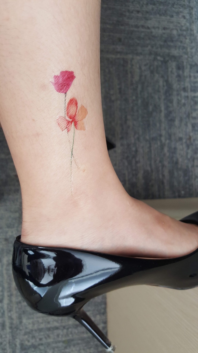 Mới nhận hàng hôm nay đem ra thử ngay, hình xinh ơi là xinh mà rất là dễ dán, chỉ cần tháo lớp ni lông, rồi bôi vào tí nước là dính ngay, cực kỳ thích luôn. Ai cũng khen dễ thương hết trơn, hihi, niềm vui đơn giản chỉ thế thôi. Mình chưa biết có bền hay không vì mới dán đc nửa ngày, cũng rửa tay vài lần vẫn còn nguyên, có 40k thôi mà quá trời mẫu, mỗi ngày 1 mẫu cũng rẻ chán, dán bao giờ cho hết. Mình đưa mấy chị đồng nghiệp dán ai cũng thích hết trơn :))