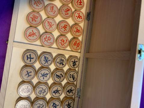 Quân cờ đầy đủ, đúng tiêu chuẩn! Đóng gói cẩn thận, hàng rất đẹp, thiết kế đẹp, tinh tế giao hàng nhanh. bàn cờ và quân cờ đều chắc chắn, bề mặt nhẵn mịn.. ko biết đúng gỗ sồi ko chứ nhìn là thuận con mắt lắm nghen! Tôi nghĩ bền, của bền tại ngừi thui!! 
Shop dán băng dính đi qua các cạnh của sản phẩm nên nhận hàng ko bị trầy xước, hộp là bàn luôn cho nên có thể gấp gọn làm đôi!
cho 5 sao