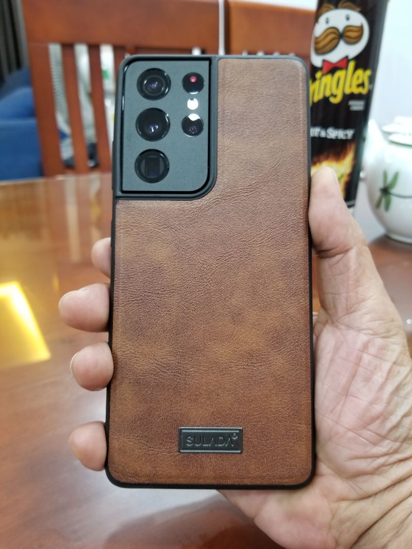 lưng ốp giả da đẹp! phần viền chưa ôm sát máy, chỗ nút volume và nút nguồn.