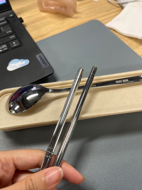 Muỗng đũa dc bọc kín, gọn, hộp ko bị hư, đẹp, muỗng đũa chắc chắn, thích hợp cho dân văn phòng Muỗng đũa dc bọc kín, gọn, hộp ko bị hư, đẹp, muỗng đũa chắc chắn, thích hợp cho dân văn phòng