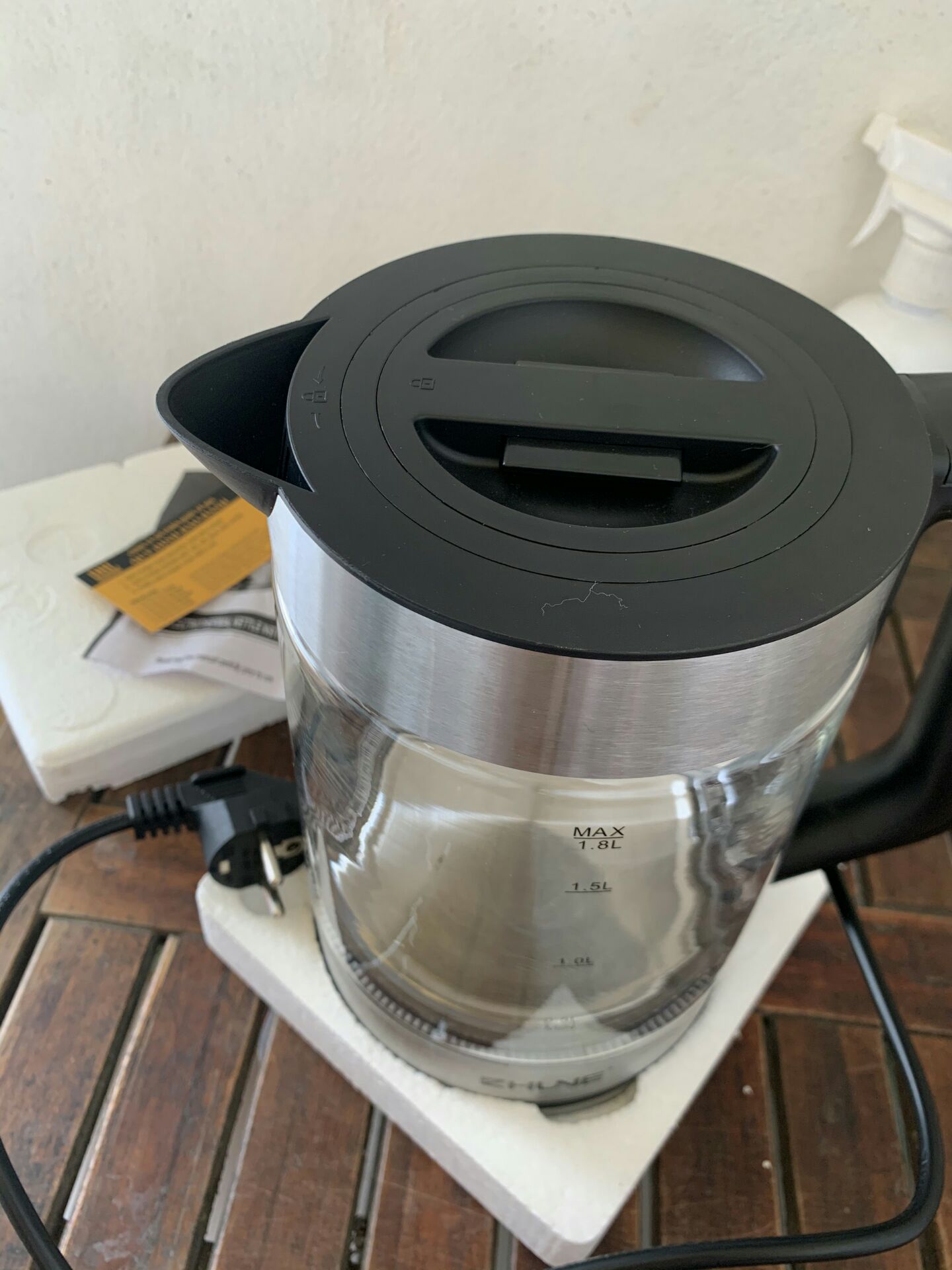 Ấm siêu tốc thuỷ tinh sợ giao hàng về bị nứt vỡ, nhưng shop bọc cẩn thận, giao hàng lại nhanh ổ cắm 2 chấu nên rất thuận tiện. Có cả thẻ bảo hành 2 năm, shop phản hồi tin nhắn rất nhanh nên thấy rất ưng ý vì thái độ phục vụ. Tầm giá này mua được ấm tốt mà còn đẹp như này là quá ok. Cho shop 5 sao lần sau ghe ủng hộ nữa nhé