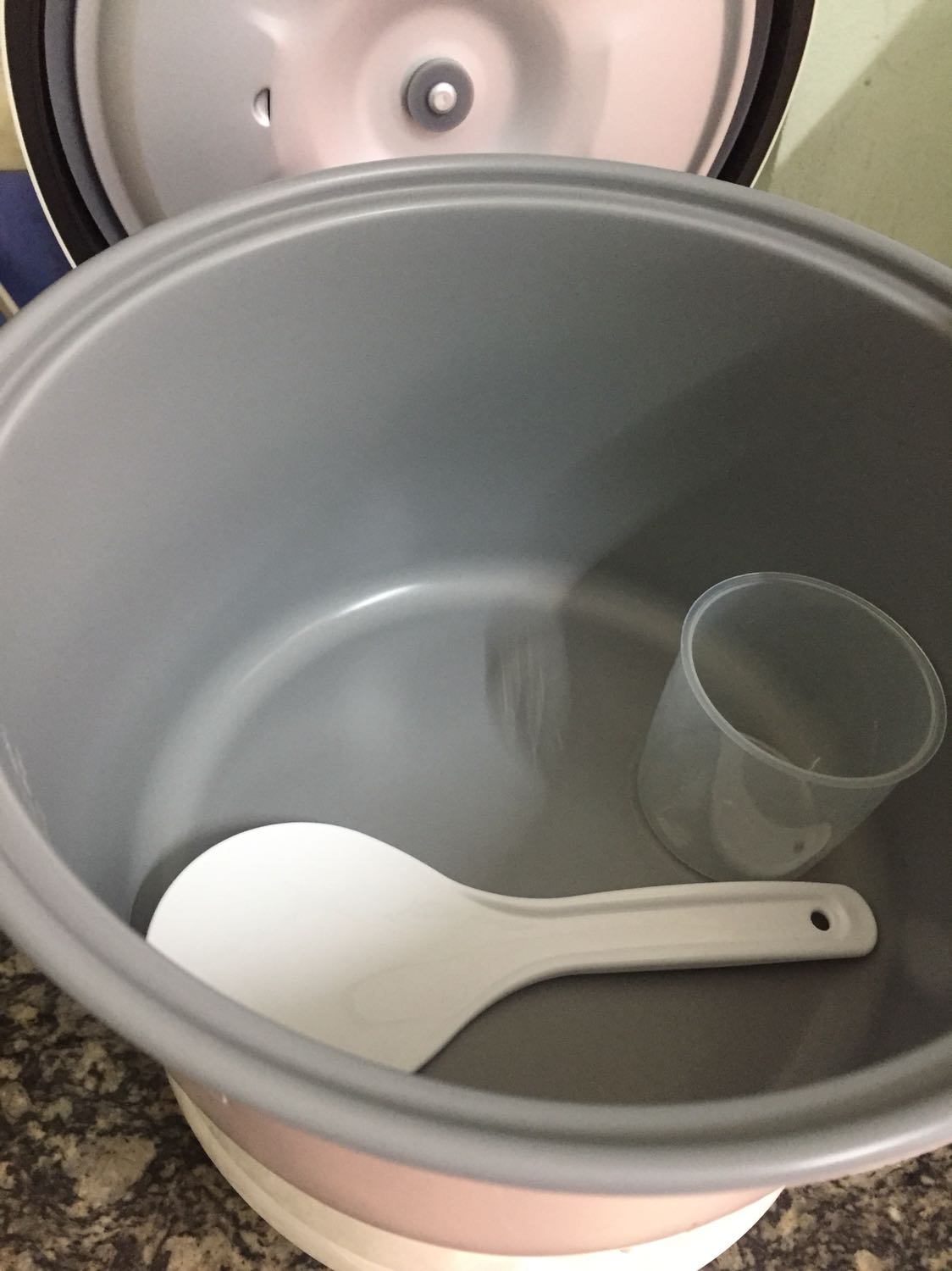 Nồi đẹp như trong ảnh nhưng mình thất vọng vì ruột nồi quá mỏng. Nấu cơm ăn cũng bình thường. Thấy không xứng đáng với giá tiền.