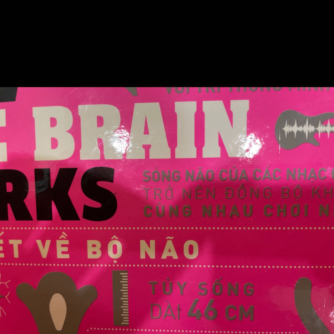 Bìa sách bị trầy xước, có một đường dài như bị cắt trúng. Mặc dù bên trong không vấn đề gì nhưng về mặt thẫm mĩ thì nó trở thành hàng cũ và xấu. Hơi bẩn nhẹ nhưng tôi đã bôi đi rồi. Móp nhẹ bìa nhưng không đáng kể. Nhưng vẫn tiếc thì vết xước trên bìa lớn quá :(((