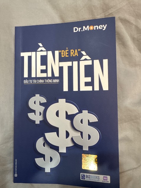 Một sự *** đảo trơ trẽn. Cuốn sách fake hoàn toàn với cuốn sách được rao bán. Hãy nhìn bìa cuốn sách này với bìa cuốn sách được rao bán. Tôi mua cuốn sách của Duncan. Còn tên tác giả trên cuốn sách fake này là “Dr. money???? Ai là Dr. Money. Tiki hãy đưa ra phản biện cho sự *** đảo trơ trẽn này đi.